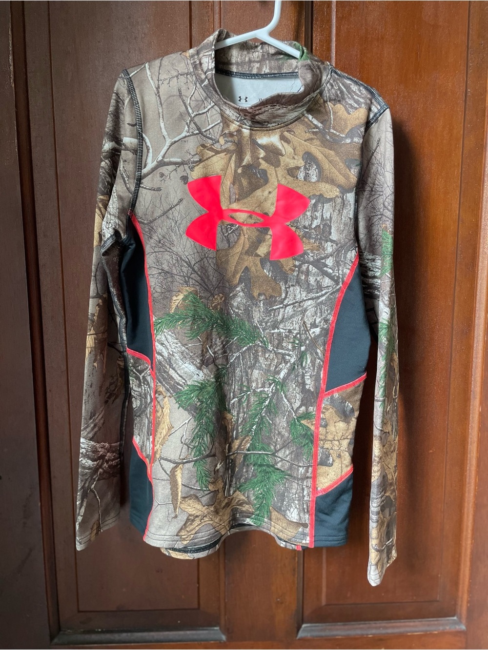 Under Armour girls youth medium long sleeve fitted camouflage top